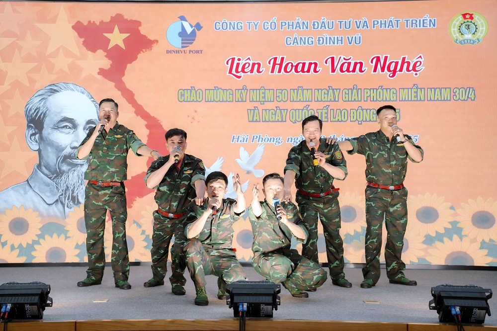 Tiết mục Bác đang cùng chúng cháu hành quân - Tốp ca Đội Xếp dỡ